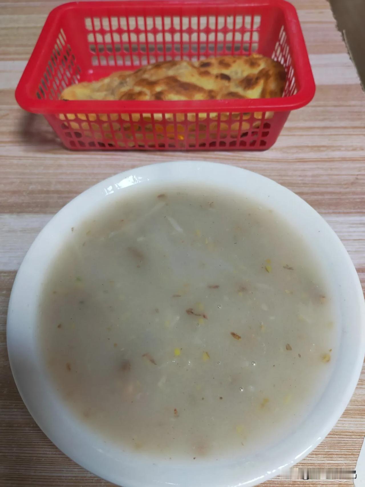 今日早饭，一碗萝卜汤，一个加蛋肉饼！

早上出外勤，路边摊吃了个早饭，一碗萝卜汤
