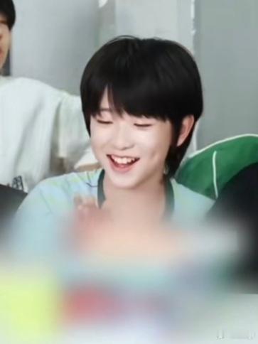 赵俊羽🧡赵俊羽 俊采星驰 羽翼渐丰 “春天有鲜花绽放 秋天有枯叶飘落 但热爱有