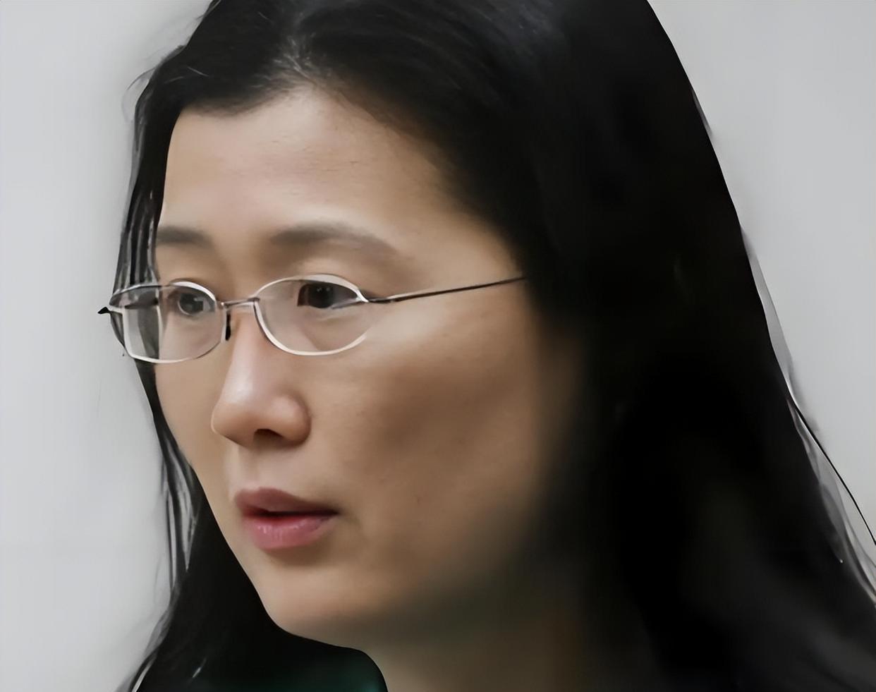 北大化学才女李天乐：潜伏在顶级药企十年，她利用职务之便，将其清华丈夫一点点“熬”