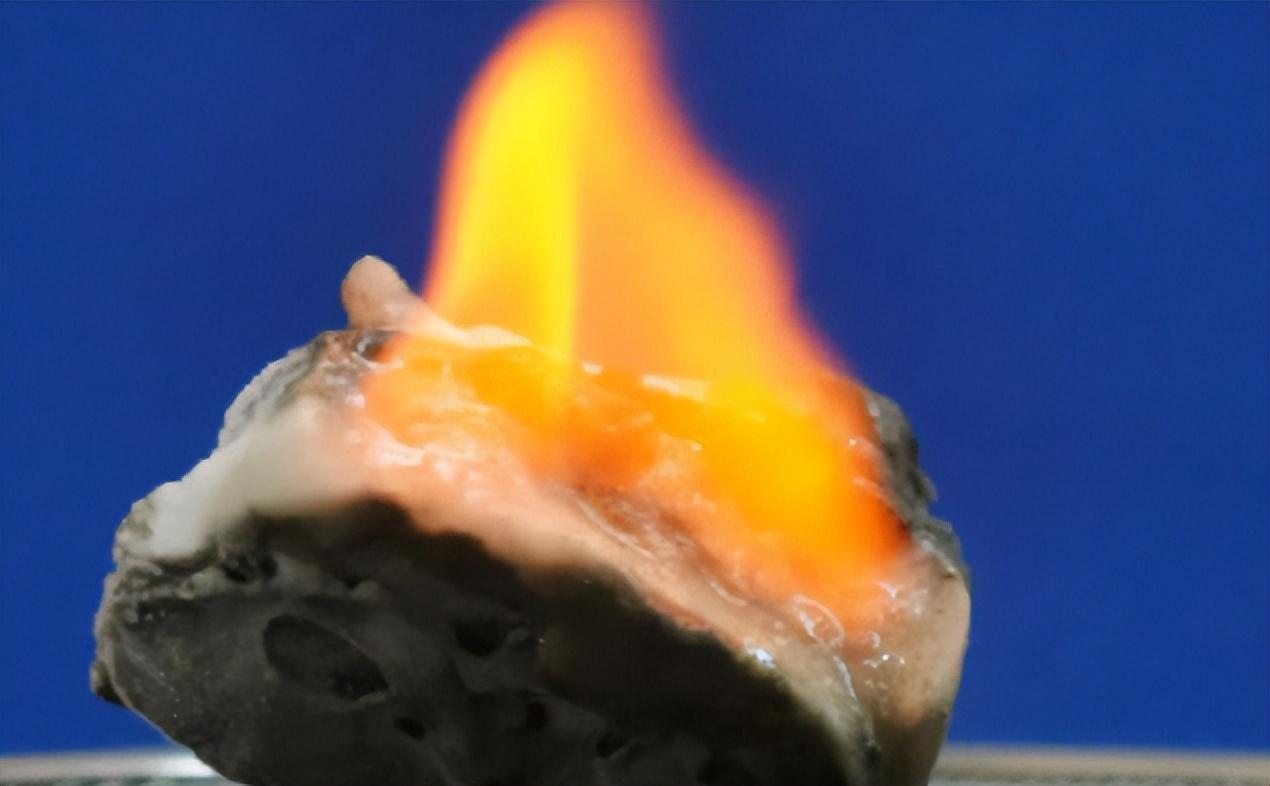 1立方米“冰”，居然能放出164立方米天然气，这听起来就离谱，但它真存在——可燃