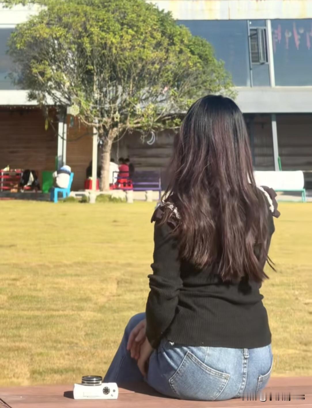 未来太遥远，过去太迟，活在当下最好。我从不懊悔过去，也不透支将来，只想在现实里珍