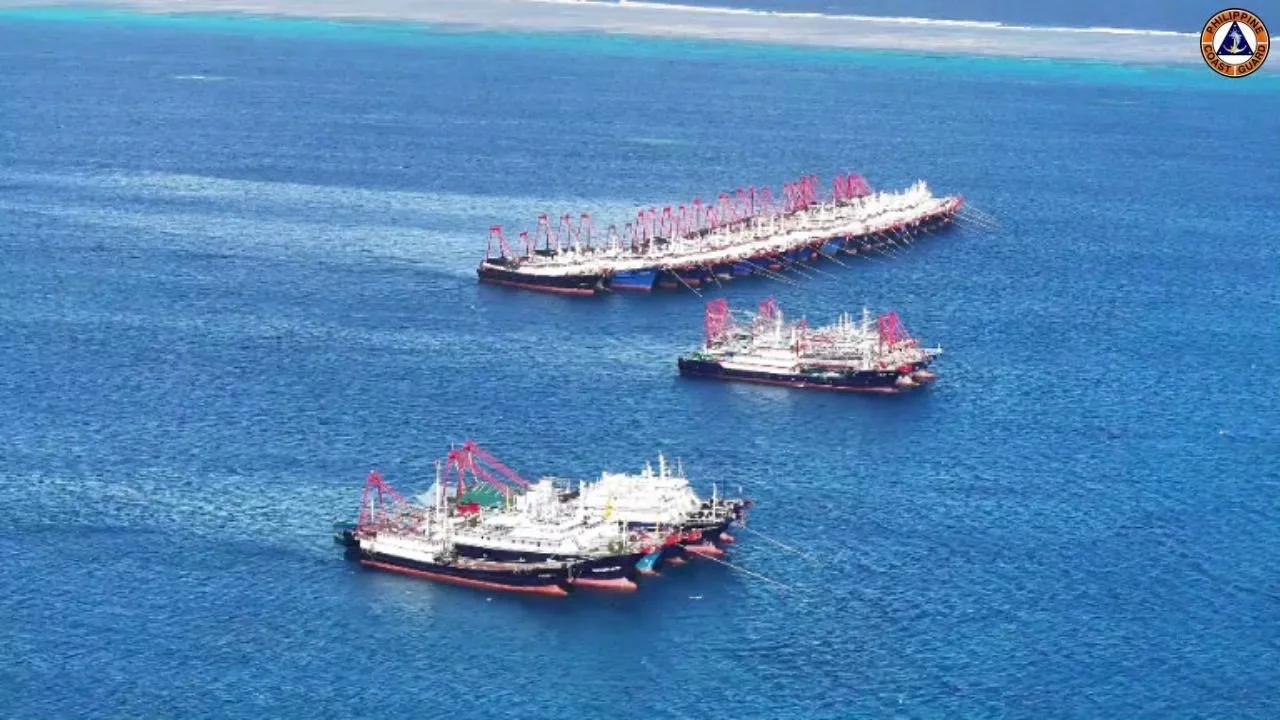 我百余艘海上民兵船控制牛轭礁，九章群礁位于我三大人工岛中心位置，必须掌握。

据