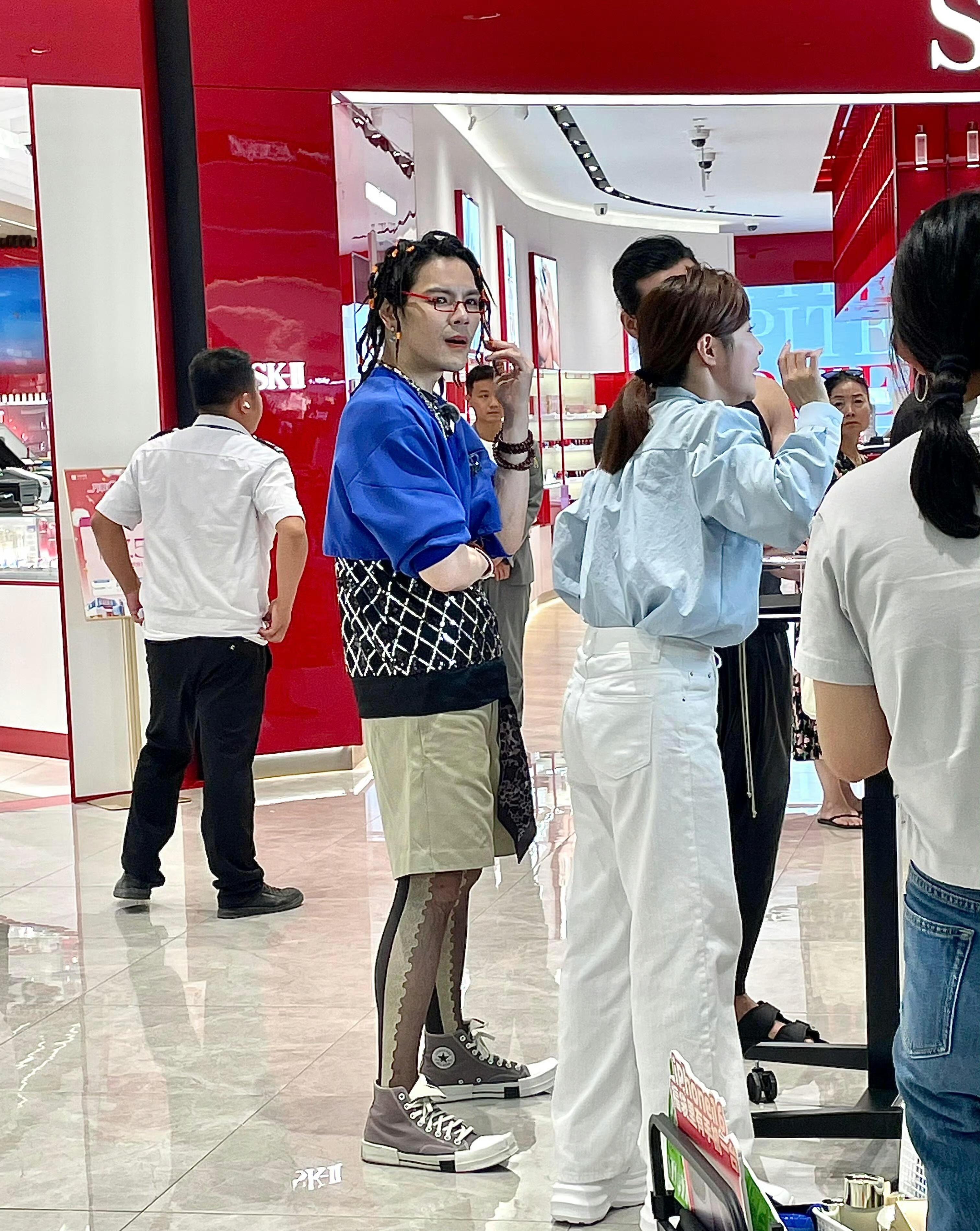 讲真～向左真的很想红成顶流，但这个赛道也确实没有哪个男艺人敢玩的，希望向左不要在