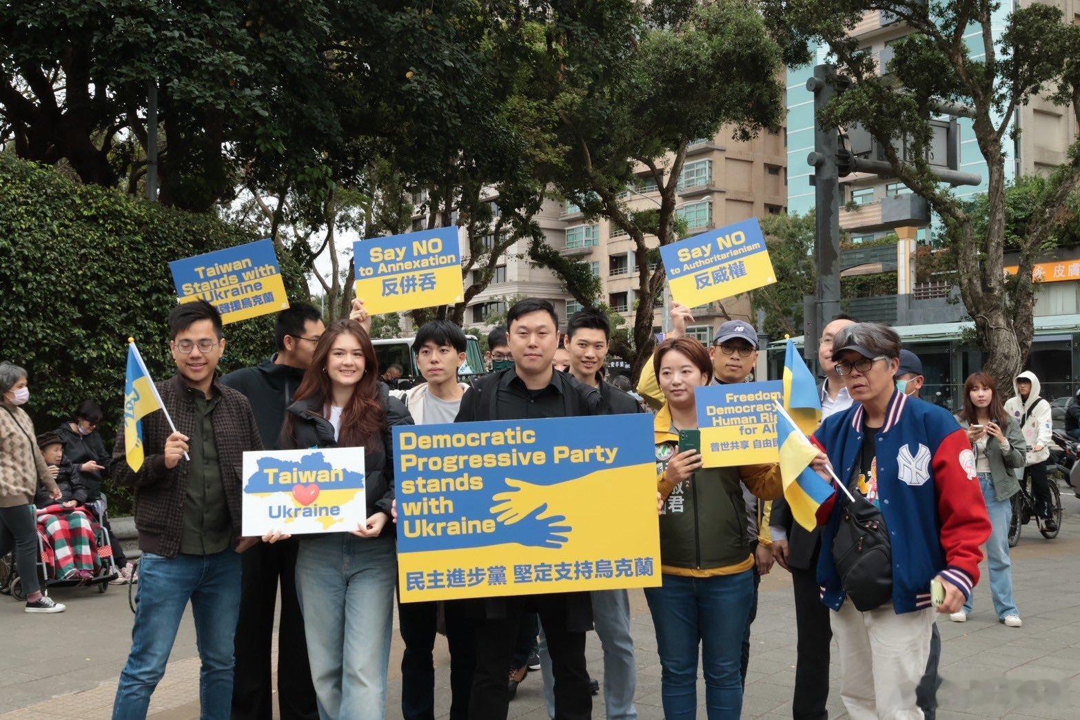 今日，台湾省，台独“冥禁党”组织一群蛤蟆表演支持美国代理的乌克兰。[小丑]#黄媒