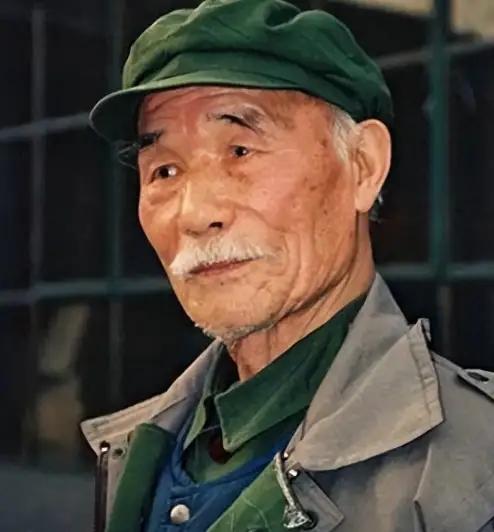 1978年，原华北军区副参谋长孙毅中将外出理发，理完发后感觉还太长，让理发师再给