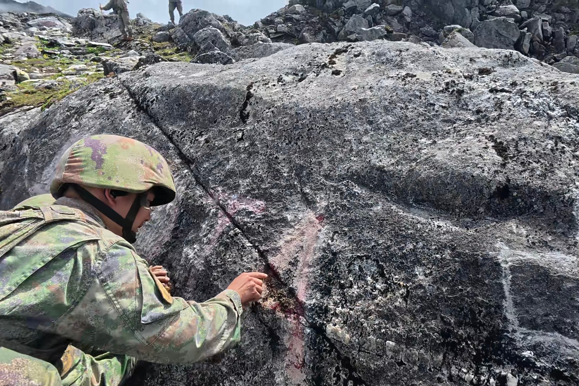 西部边防部队和阿三的日常斗争，寸土不让。 
