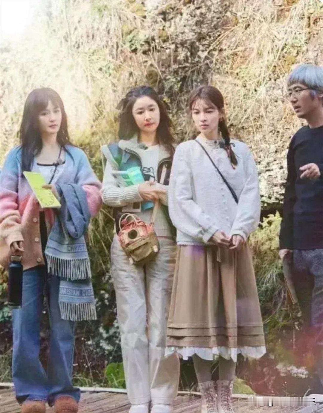 44岁的谢娜和32岁的钟楚曦怎么也想不到，自己会输给49岁的林心如吧？
三美合影