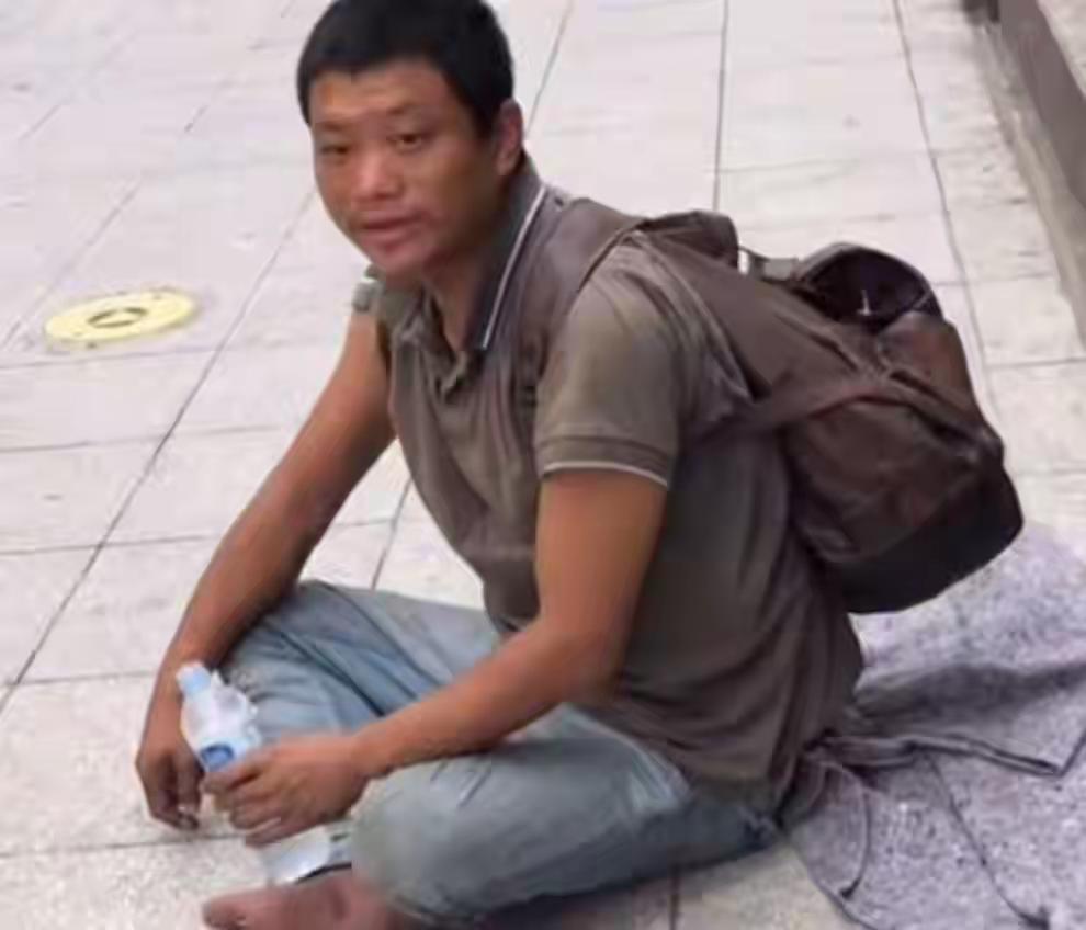 “我不配回中国，没脸见人”，他流落巴西街头，靠乞讨为生，当大使馆找到他时，他却死