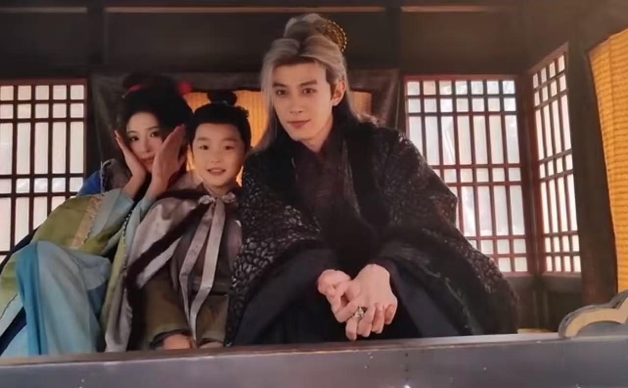 不齐而俞一家三口合照不齐而俞一家三口马车合照  不齐而俞一家三口马车合照来噜