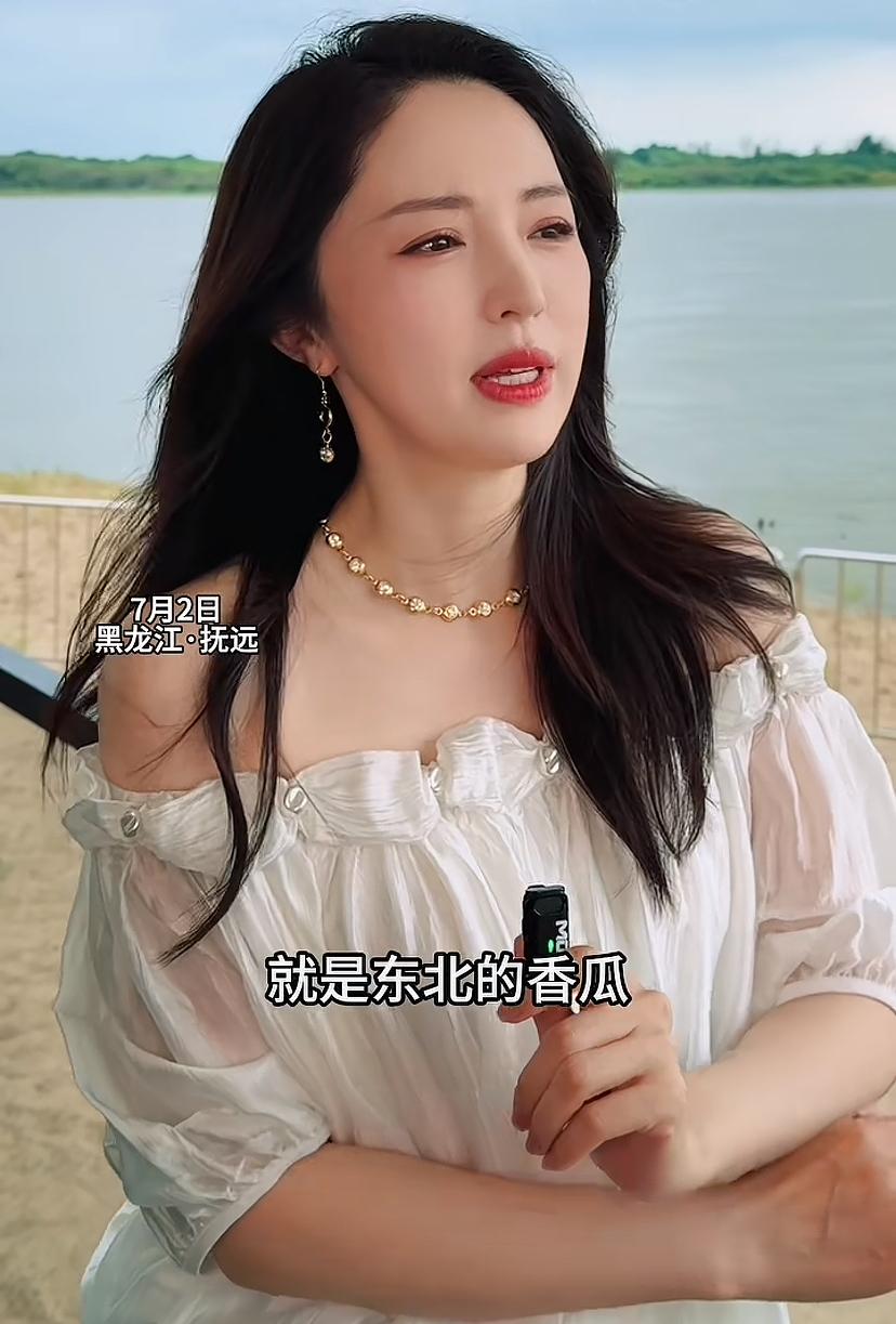 东北的香瓜到底有多好吃啊，让这么多明星们都念念不忘，毛不易路上遇到，更是一秒兴奋