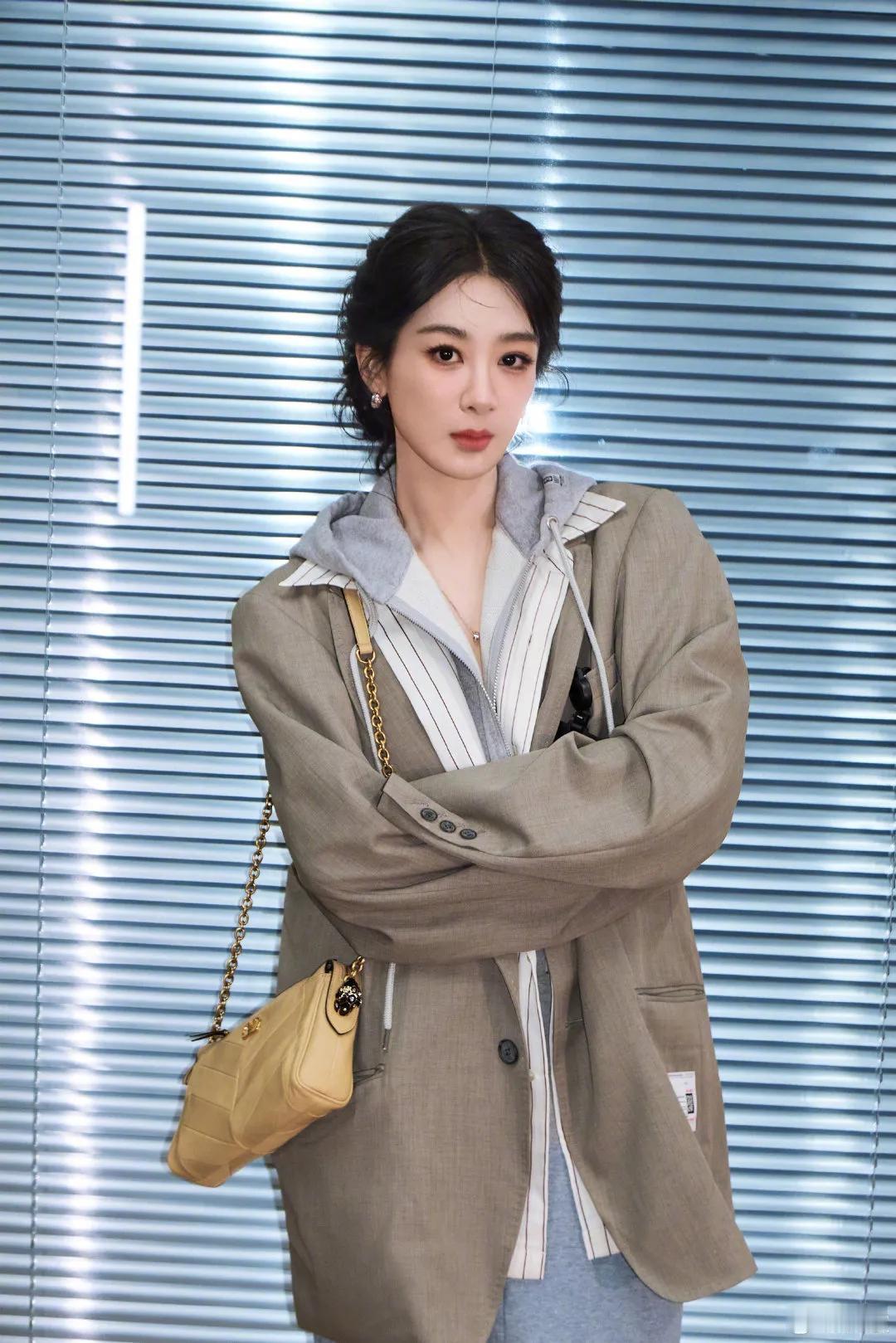 开年剧对打？杨紫赵丽颖新剧进度差太多，粉丝先撕上是被做局了？
 
最近网传杨紫、