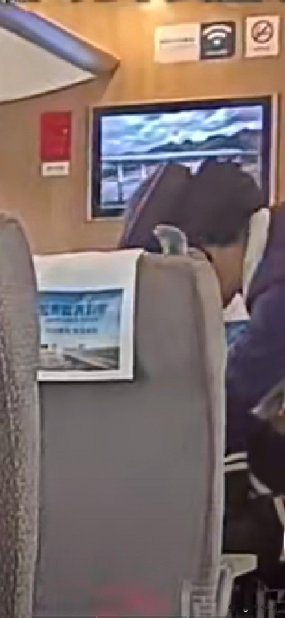 高铁上动人一幕，让人忍不住——心酸落泪!
一列飞驰的高铁，车厢内，一名年轻女子，