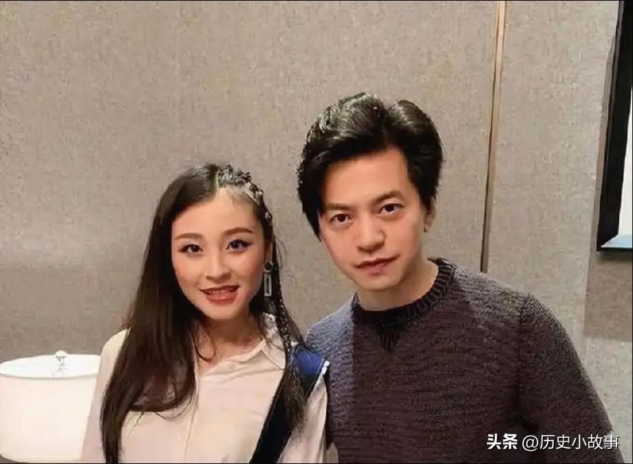 孟小蓓，清华女博士。嫁给了歌手李健，但她不上班，每天在家喝茶、浇花。2026年开