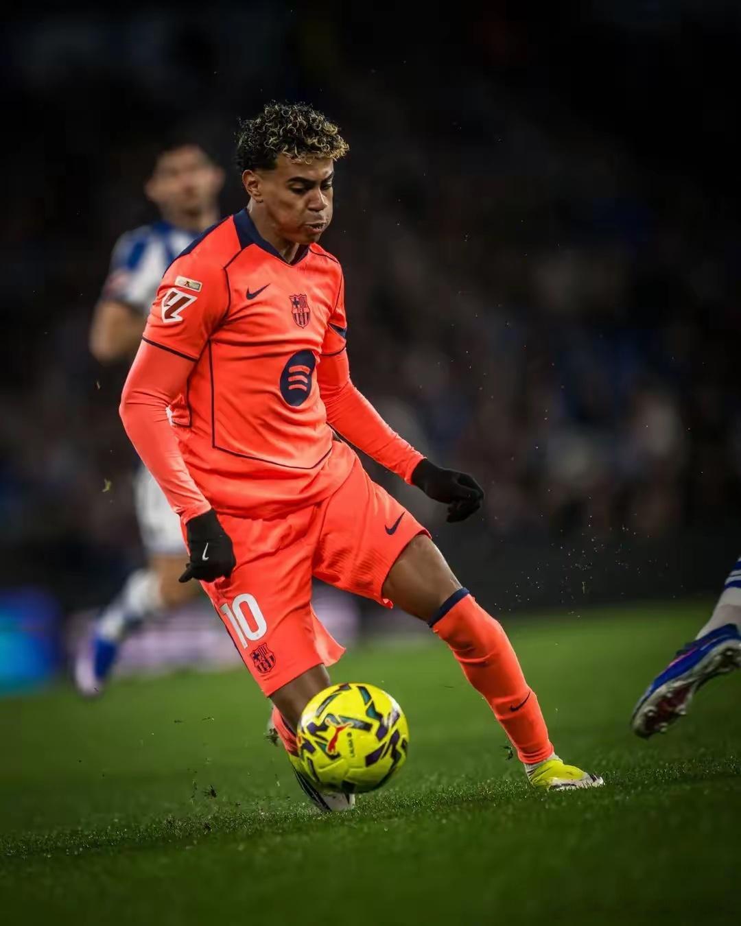 巴萨1-2皇家社会，裁判抢镜了，皇马机会也来了……！你说他想让巴萨赢吧？他把巴萨