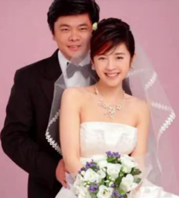2004年，40岁的丁健对妻子肖烨说：“我给你一个亿，我们离婚吧，因为我爱上了别