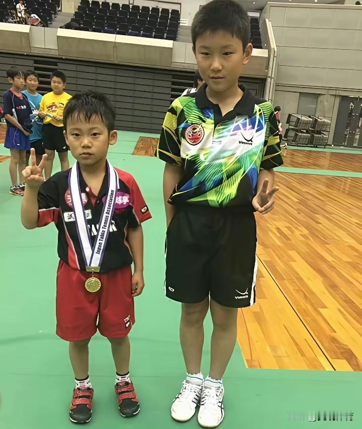 真心讲，从面相看，张本智和骨子里会比松岛辉空老实多了。从血脉上讲，张本智和是个老