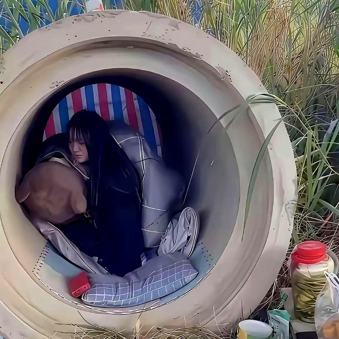 打工妹困管道，

街道要身份，

手机存着37次删除的家人群。

杭州下沙有个工