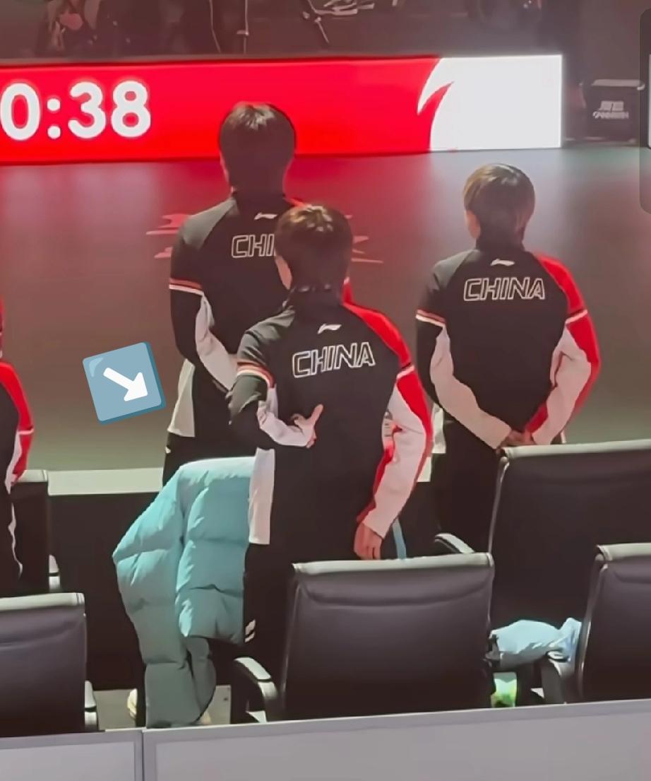 当看到这一幕，我泪目了！王曼昱这一刻该有多难受啊！

成都混团比赛最后一个比赛日