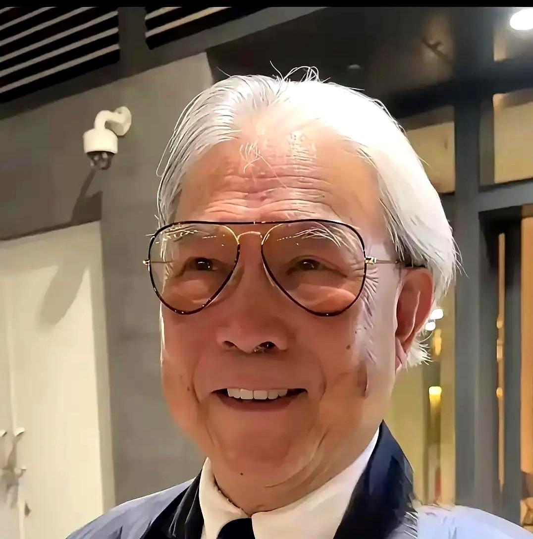 霍震霆78岁生日宴，桌上最贵的是三副空碗筷。
没有名流与鲍参，郭晶晶在浅水湾老宅