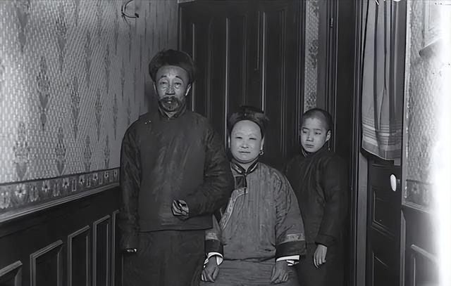 1946年哈尔滨，一名国军女上校一张罕见留影，端庄秀丽，美的自然

她的美，不仅