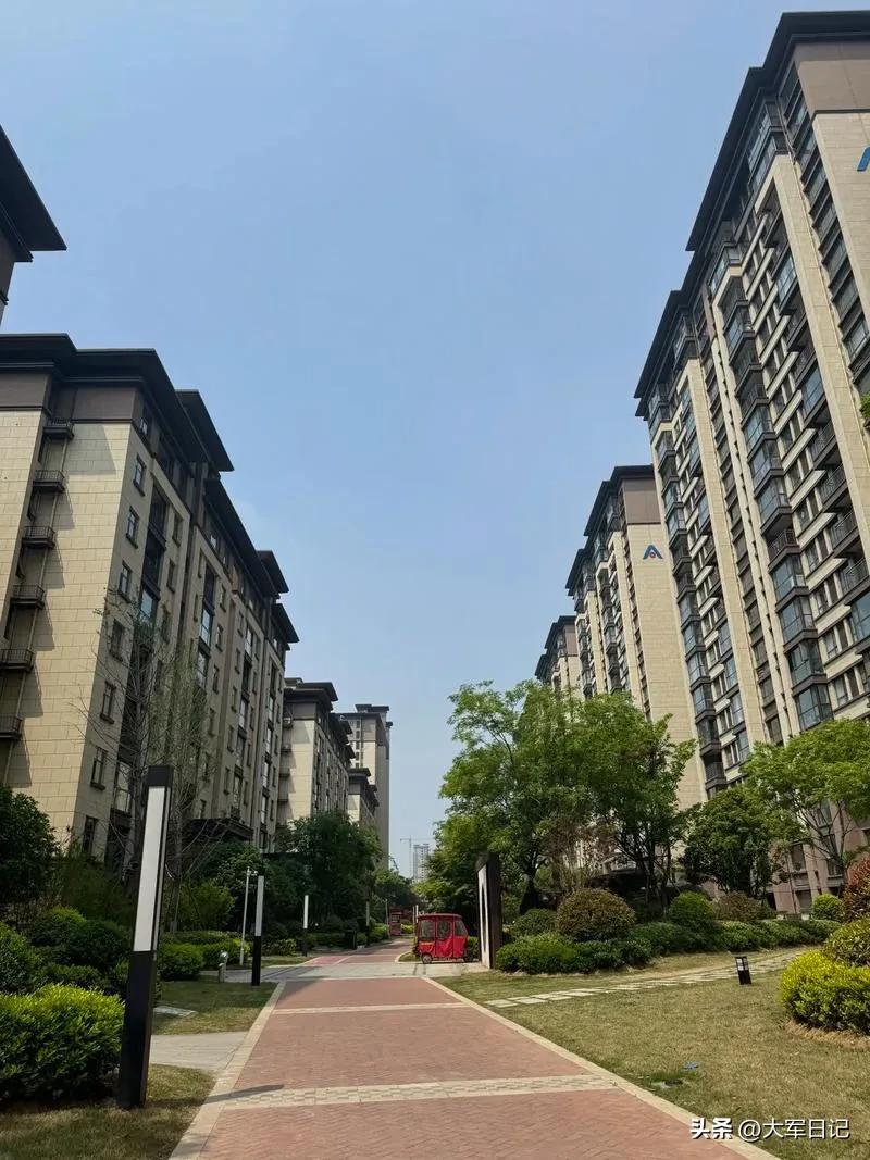 租房10年搬5次，雪天搬家那刻，我彻底懂了：刚需买房，真不是赌涨跌
 
同学终于