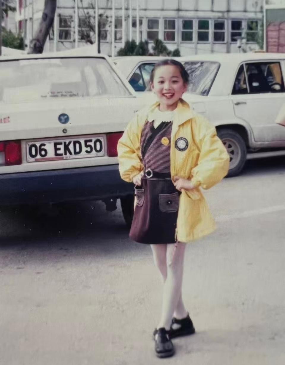 马龙妻子夏露发了一张小时候的照片，
并配文“大家六一儿快乐呀！”
小时候的夏露穿