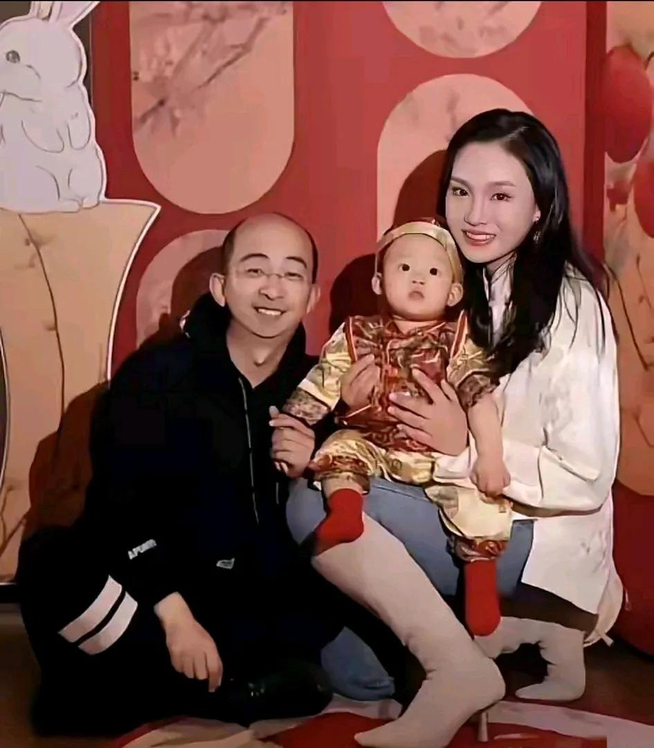 有钱真好，巨兴茂的幸福羡煞了众网友！

这是巨兴茂一家三口的合照，妻子的美丽容颜