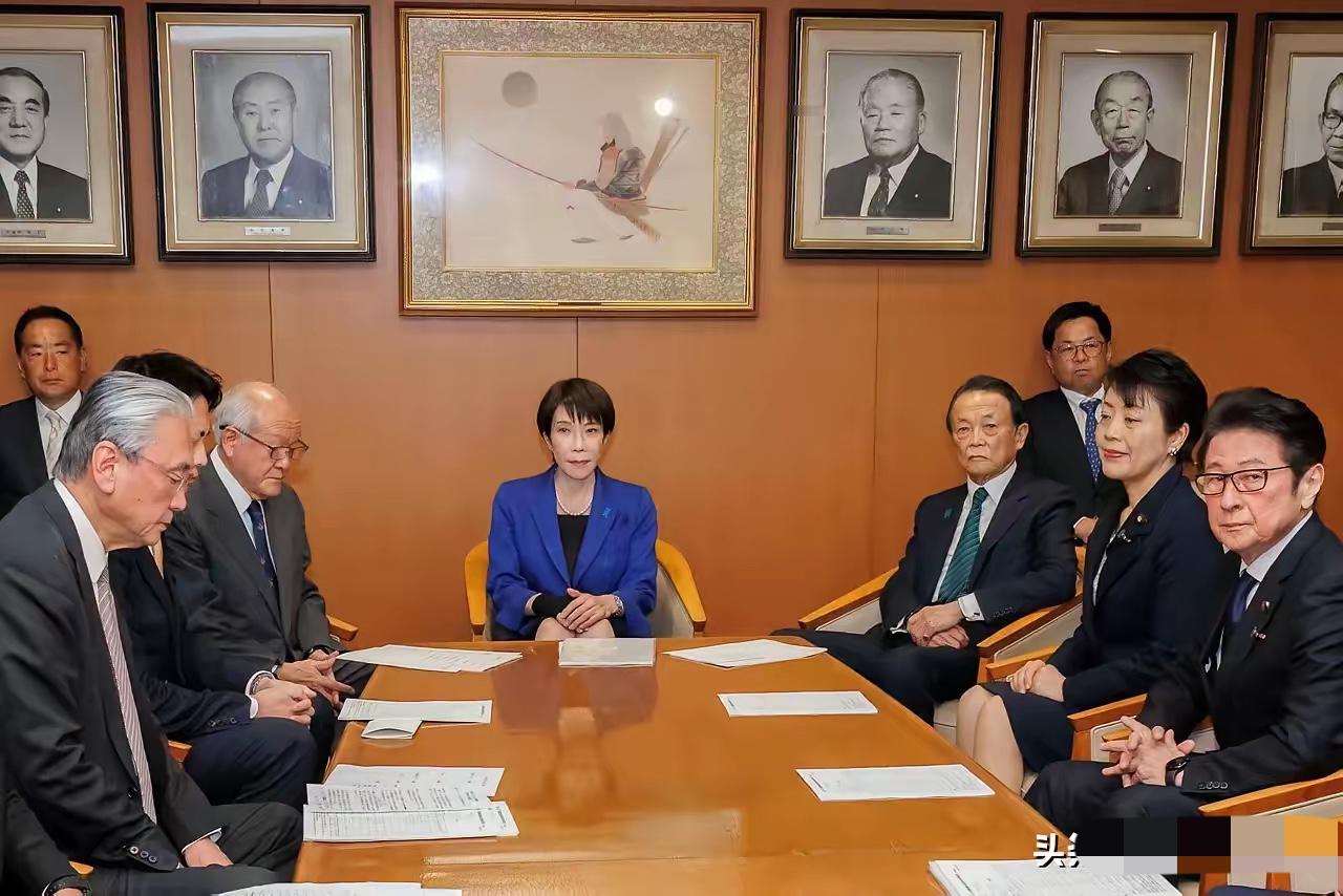 别被日本政坛这波操作骗了！高市早苗内阁集体辞职，根本不是倒台，只是走个法定流程，