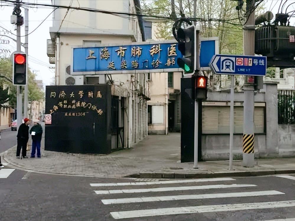 下午在特需门诊总共看了26个病人，有5个加号，大家抱怨预约太难了
我没有有三个半