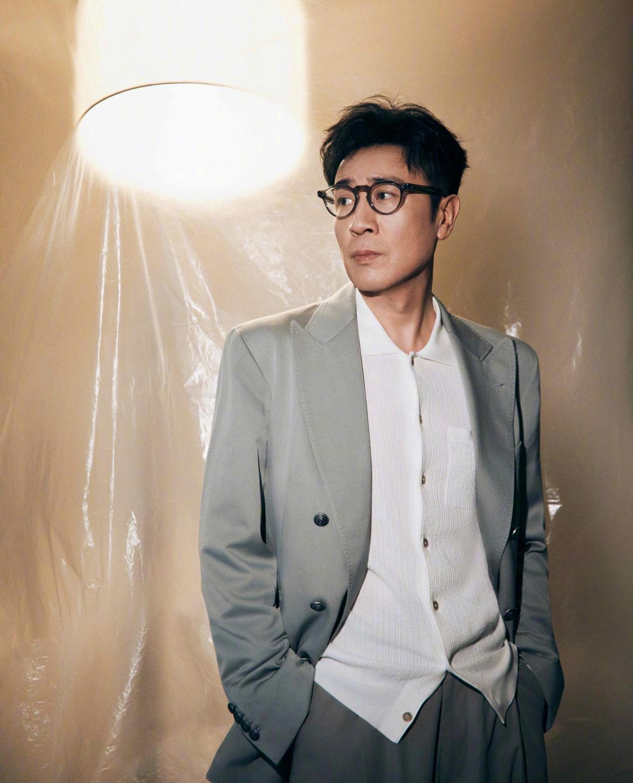 一句话：作品硬、演技稳、业内认、观众缘好，加上近期拿国际影帝+新剧热播，直接把他
