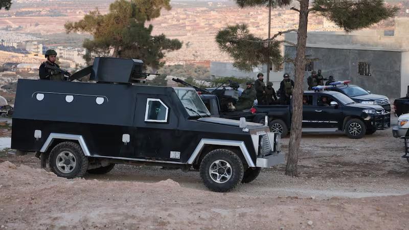 据报道，美军和叙利亚当地武装组织联合行动，原本旨在抓捕一名“伊斯兰国”（IS）官