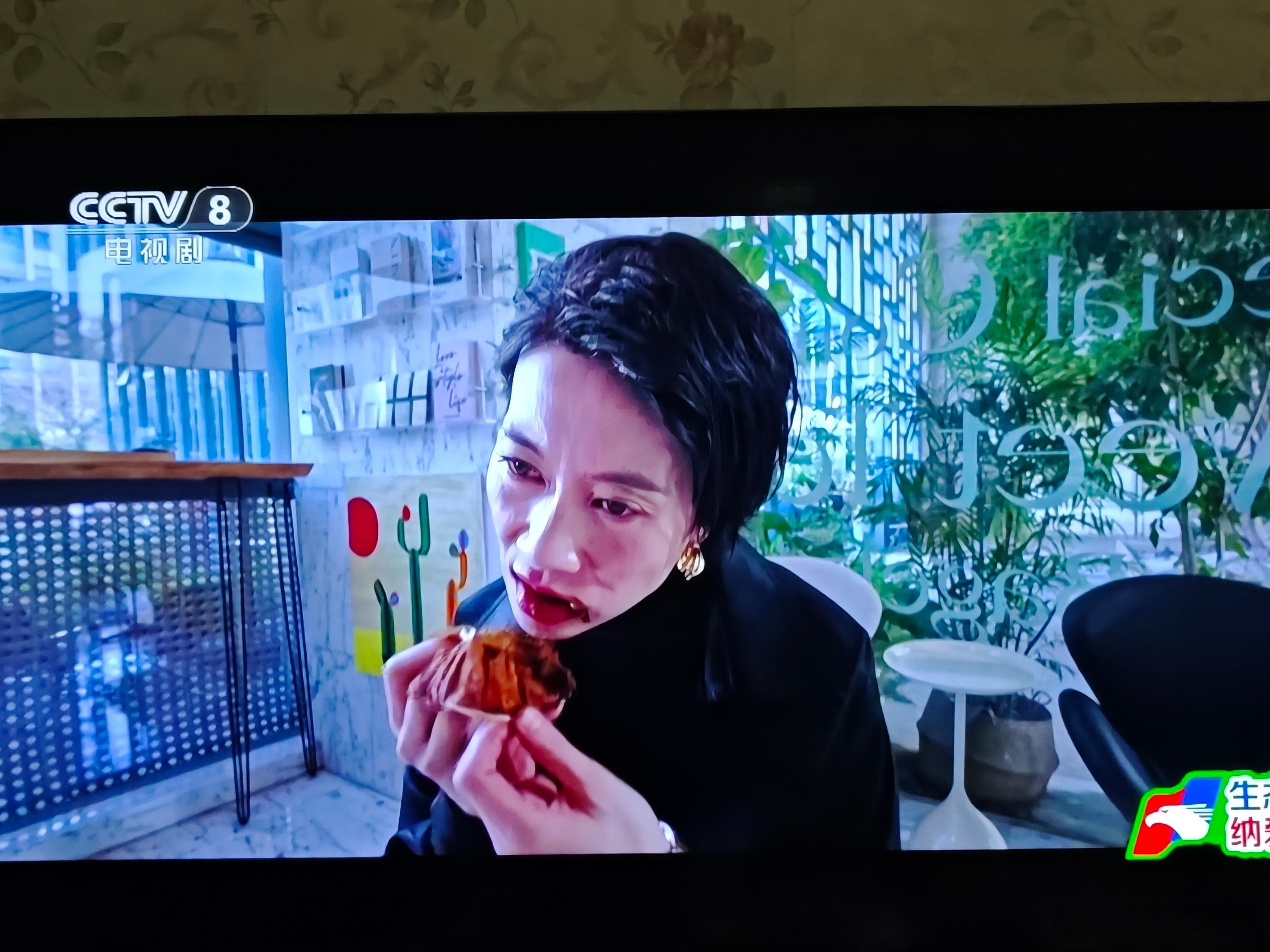 温峥嵘长得很有棱角，又清瘦，面相险恶，适合镜头和塑造反派角色，演技也不错，但被诱