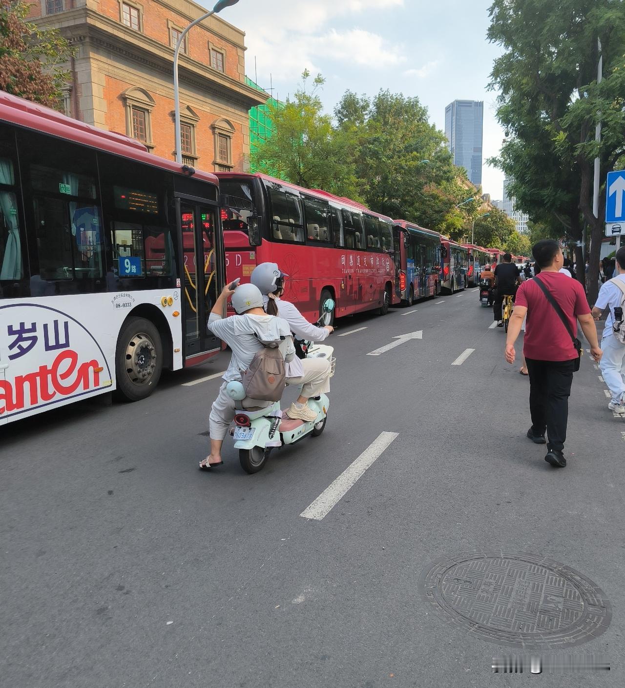 瘦人竟然吼我了，不能忍

昨天在五大道那边逛了一大圈，我和瘦哥都累了。接下来的小
