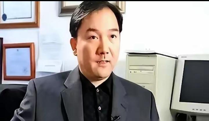 两亿多美金，现金，一捆捆码在豪宅里，最后得用大卡车才能拉走。后院还养着一只活的白
