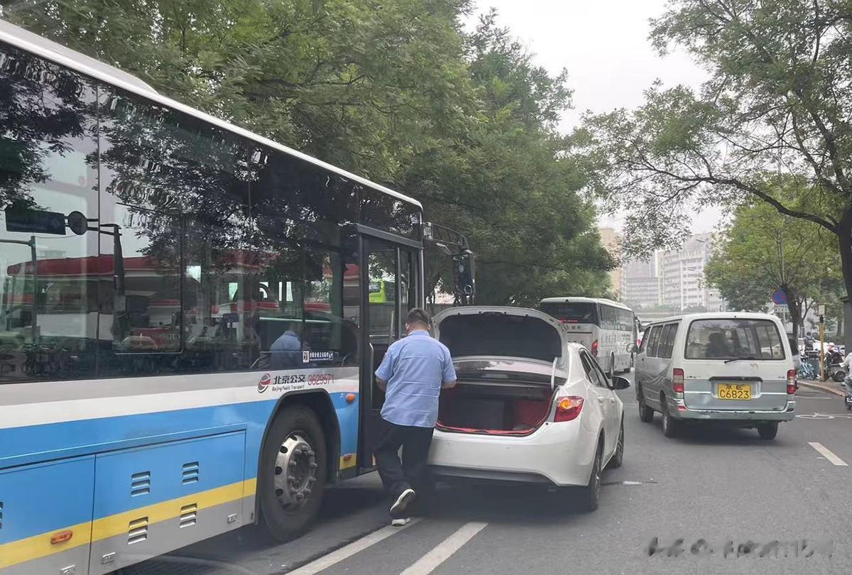 网约车市场已经饱和，有些司机为了抢单不看路，尤其是这种桥区匝道口，最容易发生事故