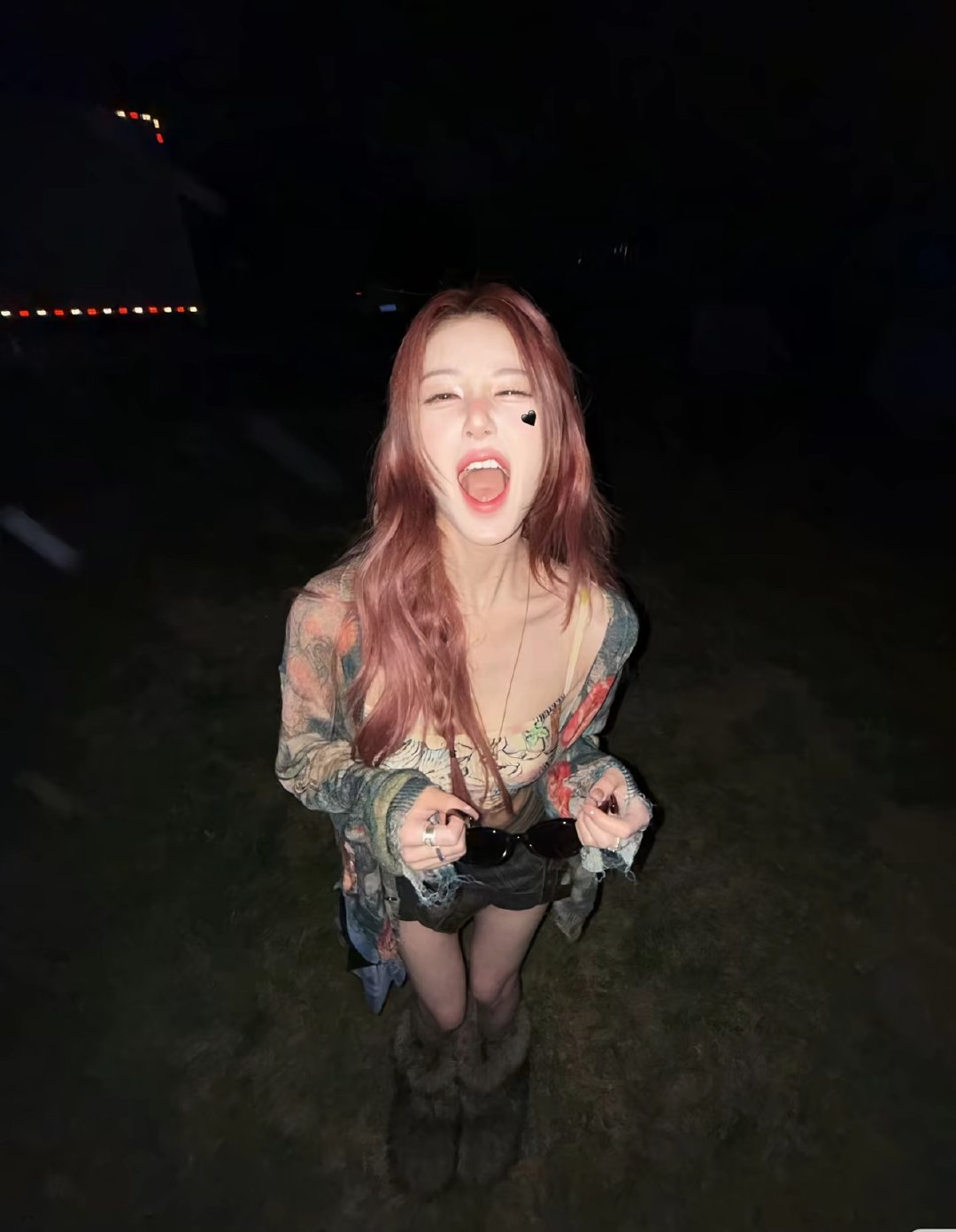 刷到一条评论说：赵露思没有韩味 ，也不是日系感，就是很纯的露味儿，美得自成一派
