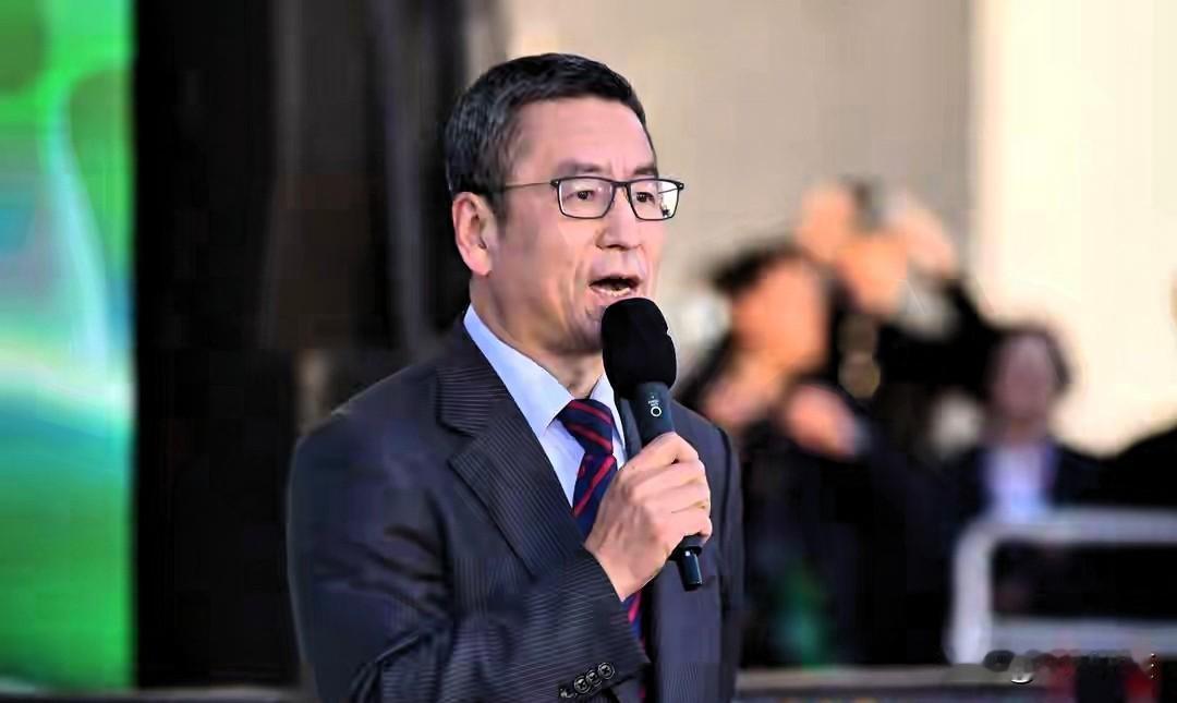 针对日本首相高市早苗的种种挑衅，白岩松告诫日本：别高估了自己，历史绝不会重演。