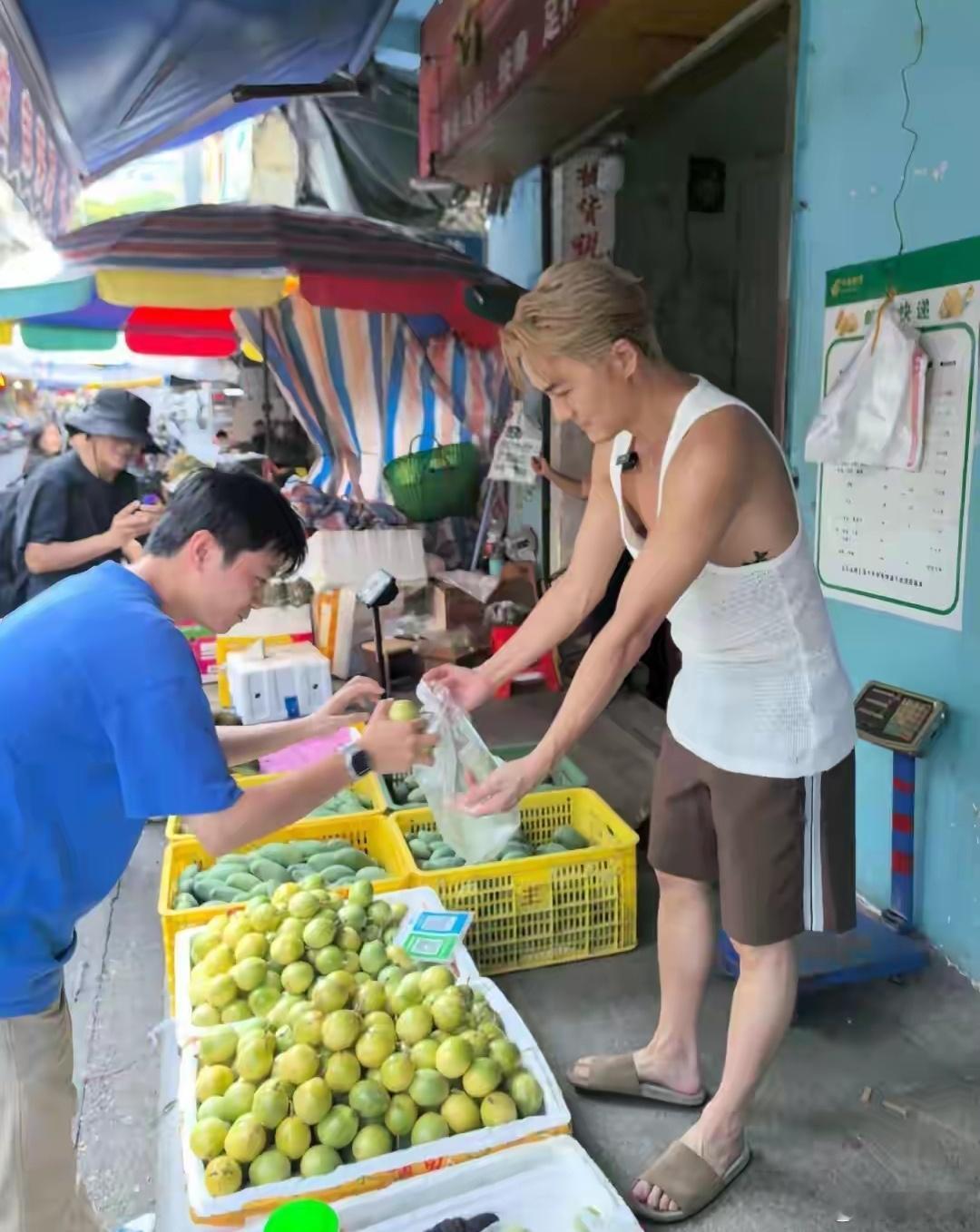 吴克群帮农民卖掉3万斤菜当别的明星还在星光大舞台闪闪发光，抢一个不能吃不能喝的c