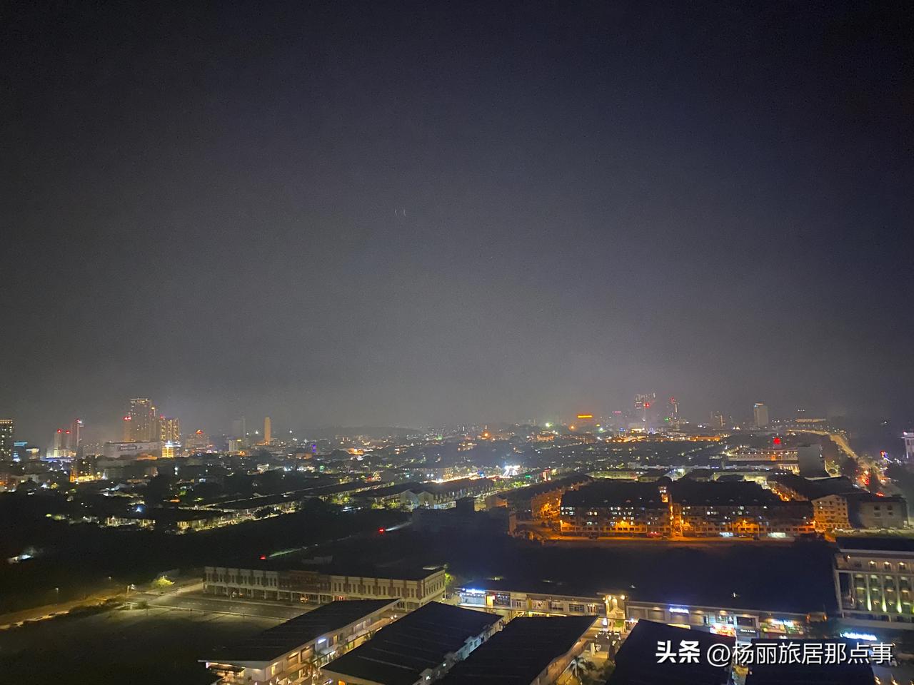 今天是马来西亚的开斋节。
大概相当于中国的春节这样吧！
外面的烟花都响了整整一晚