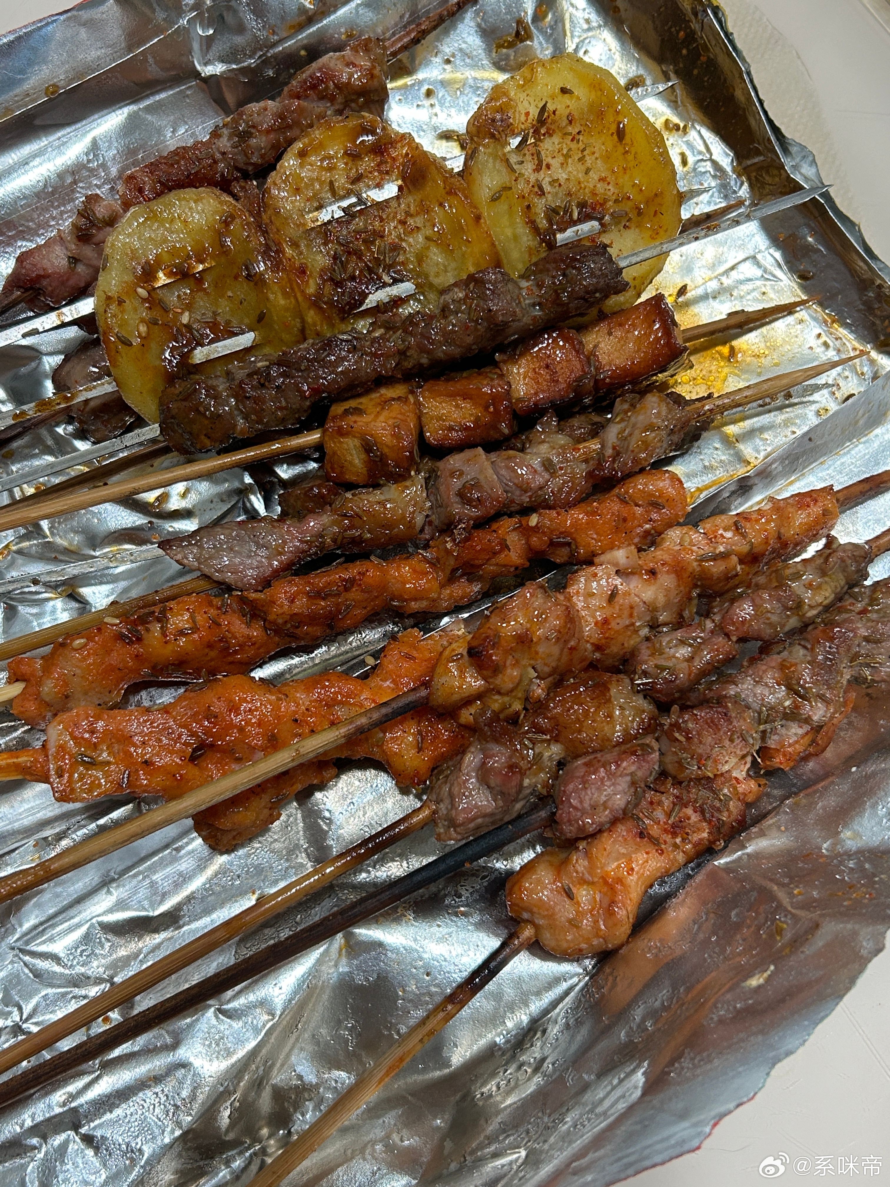减肥第35天早餐：小黄油美式+鸡肉面包午餐：鸡翅+蛋挞+酸梅汤晚餐：烤串初始体重