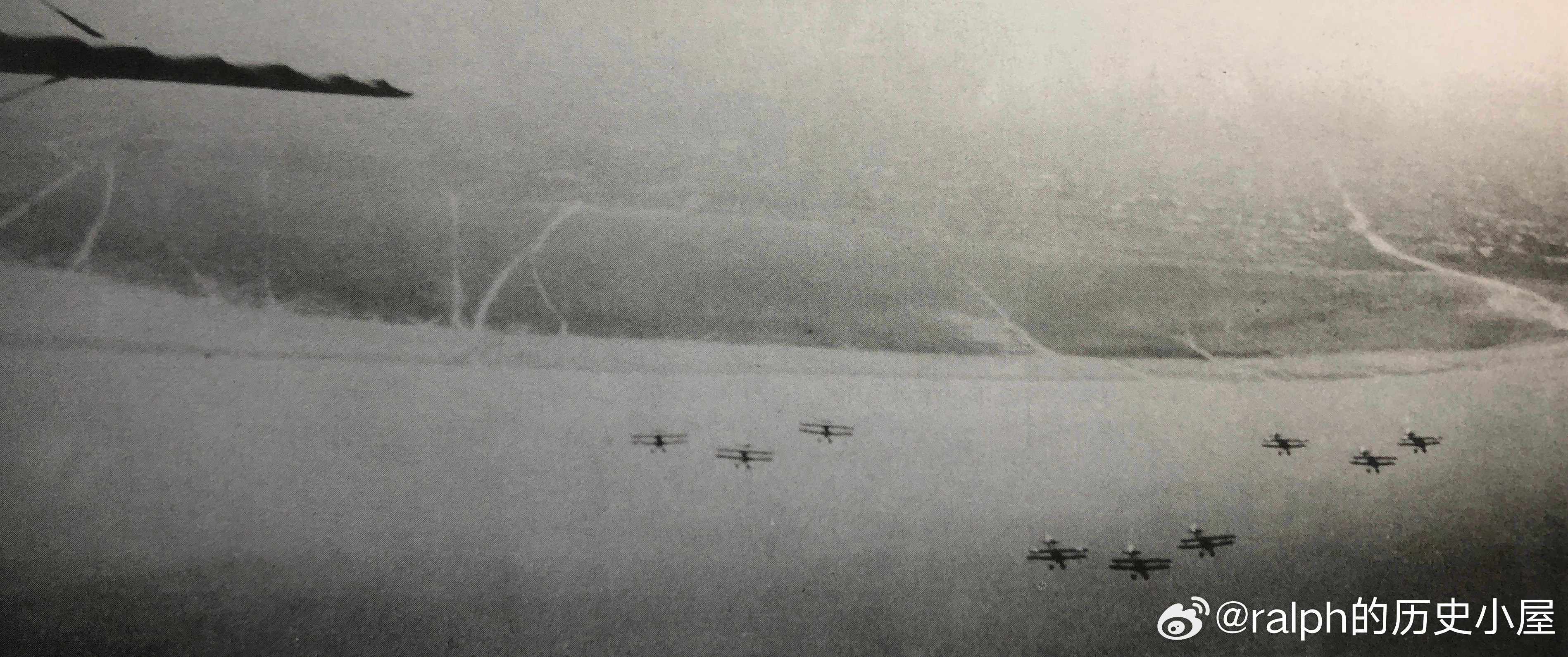 30年代笕桥中央航空学校学员第一次使用Fleet教练机作9机编队历史影像