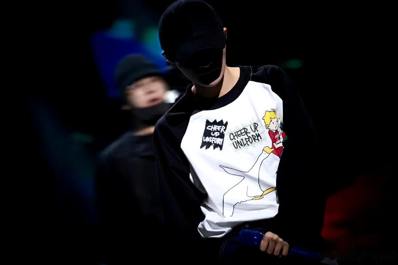 周深最新彩排图有！是参加微博音乐盛典活动，认真努力练习的少年感深深[送心][送心