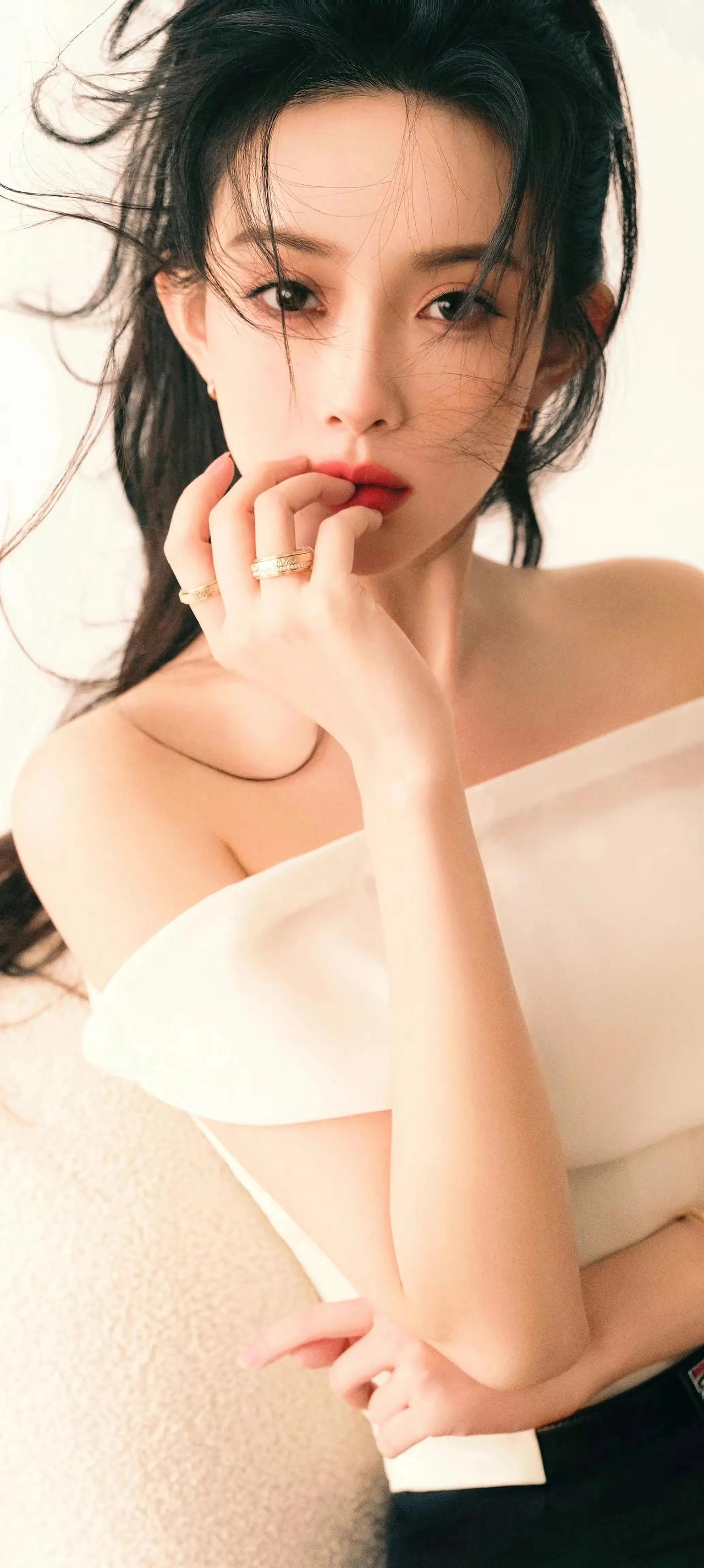 #女明星谁最美# #明星美图# #惊艳女神# #孟子义#
达人推荐 女主角唇泥