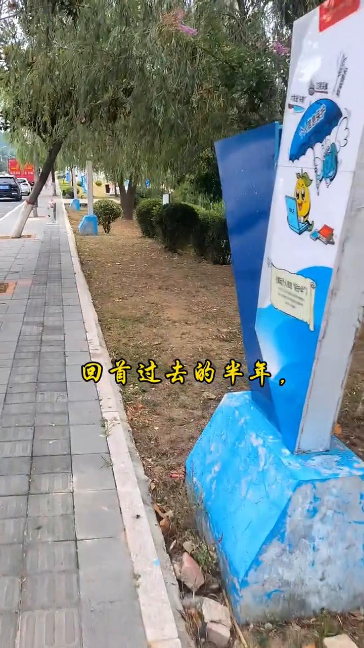 美好如"七"而至。
小扇引微凉，悠悠夏日长。竹色溪下绿，荷花镜里香。告别了浓郁的