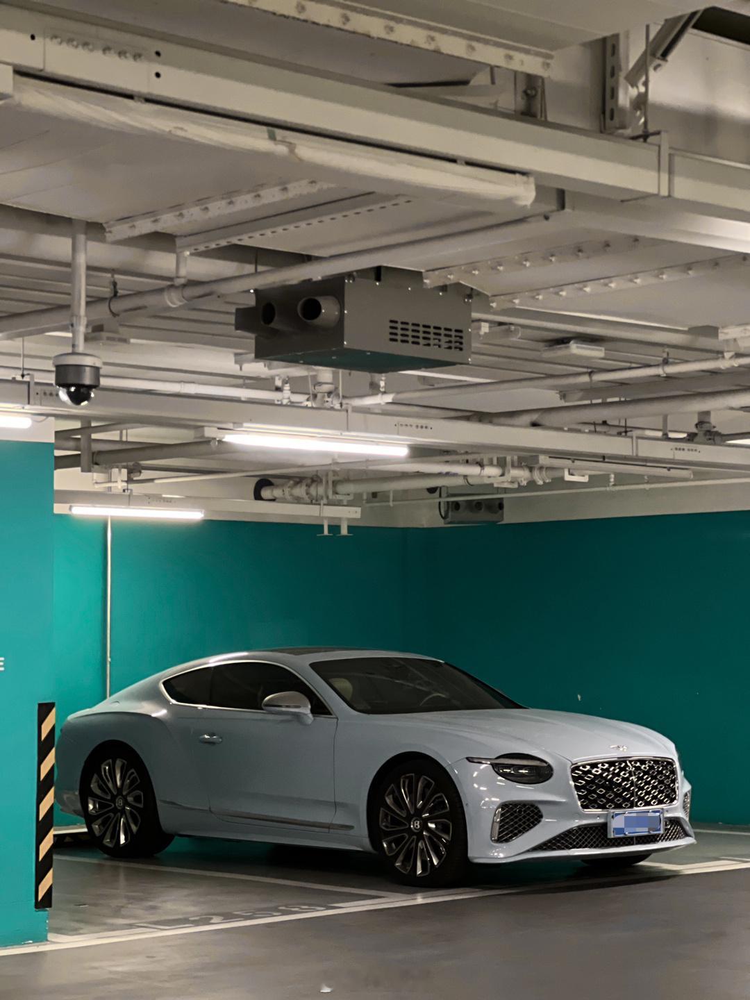 停车场看到台新款欧陆这是什么蓝色？ 炫蓝色嘛[馋嘴]新款颜色颜色搭配得当 依旧很