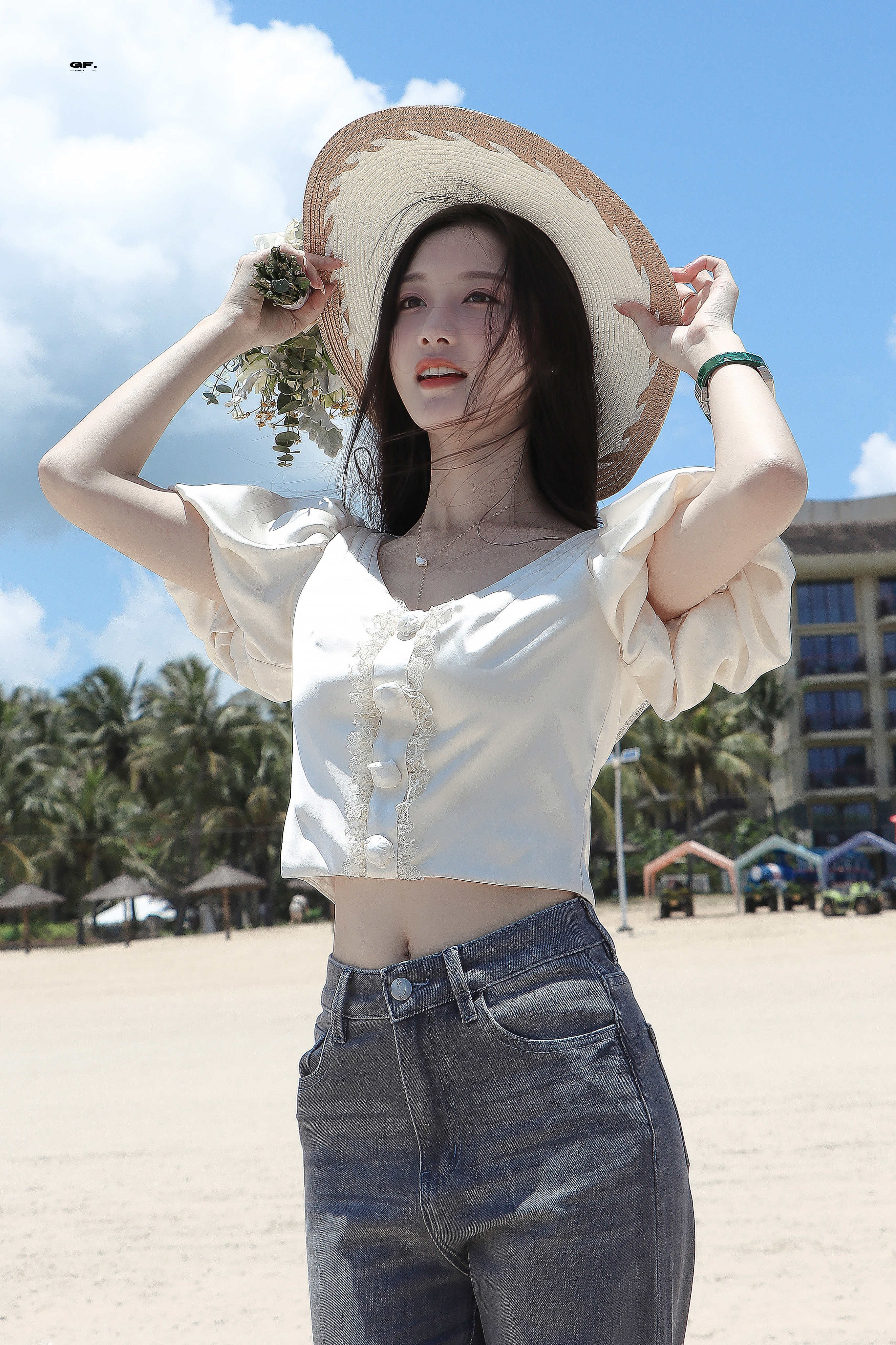 陈意涵·海边限定元气✨白色上衣配牛仔，舒展姿态与利落腰线，阳光下灵动耀眼，每一帧