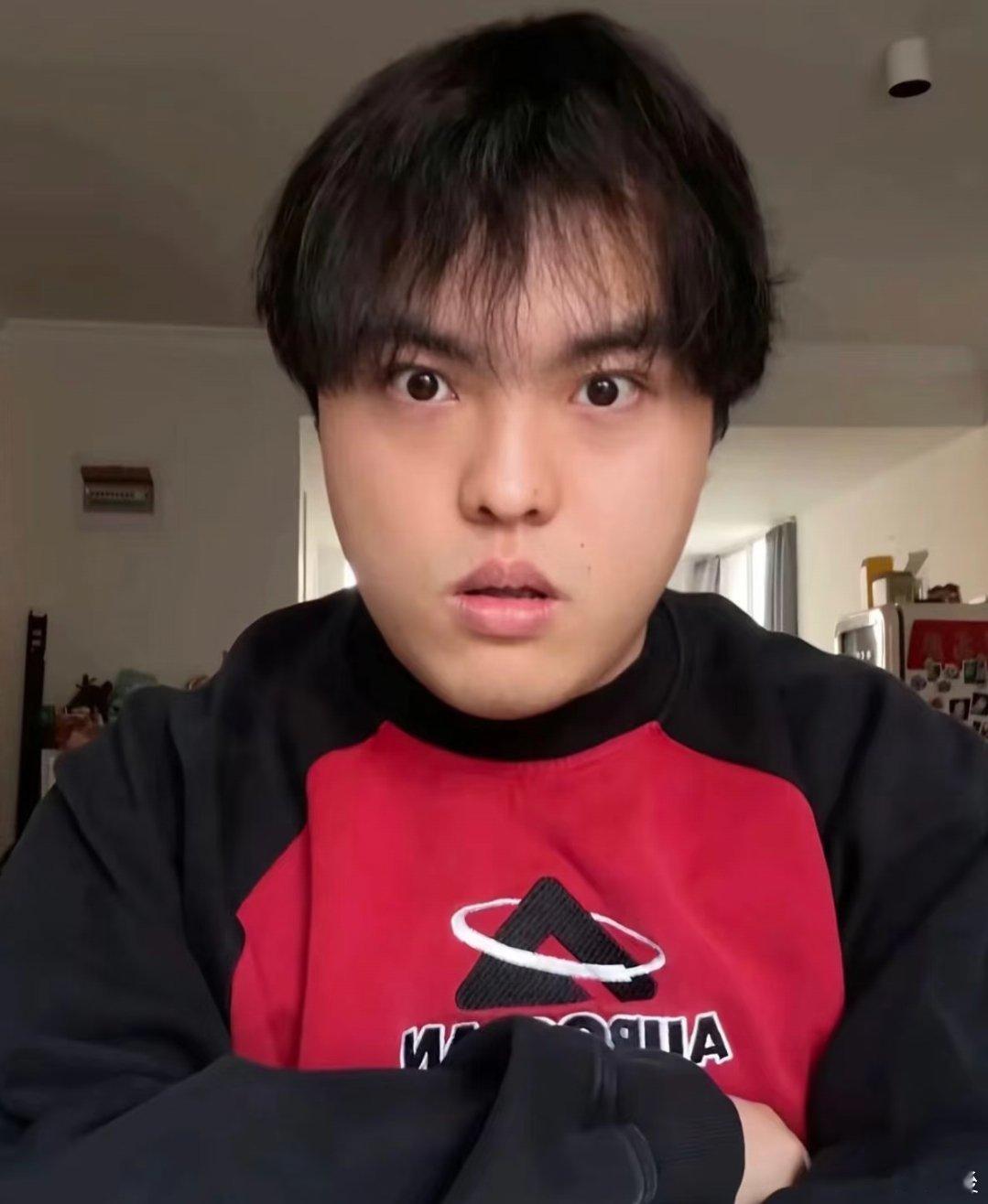 桃黑黑出演伪装者还以为是我看伪装者的看漏了，大家还是太喜欢调侃这个坠子了 ​​​
