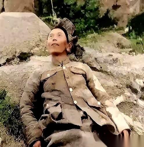 最绝望的，不是四面楚歌，而是你拼死呼叫的援军，就在几公里外，点着烟看你死。
电话