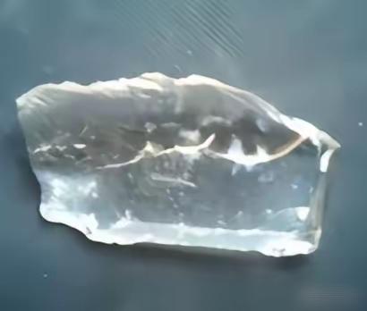 1930年，新疆一位牧民在放羊时，发现羊群突然避开了一片草地，他走近一看，草地上