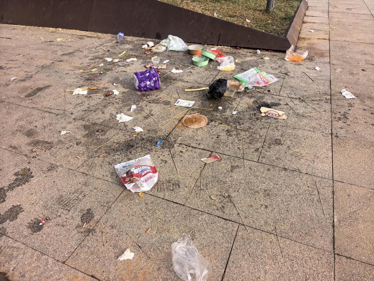 露营暴露了某些人的素质。费县沿河公园是大家喜爱的游玩和露营之地，然而有些人玩乐之